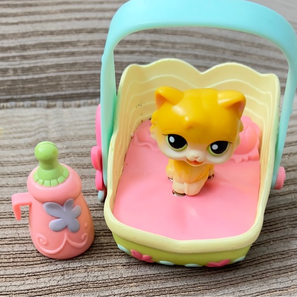 Littlest pet shop cat with magnetic feet which connect to cat’s bed. - Picture 8 of 8